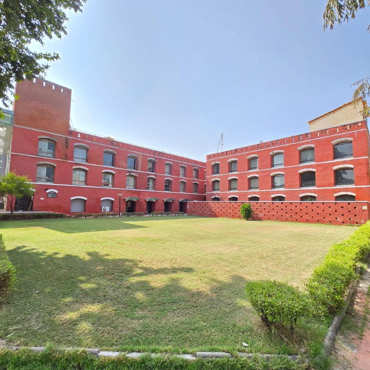 Hotel The Sky Imperial, Gandhinagar Exterior foto