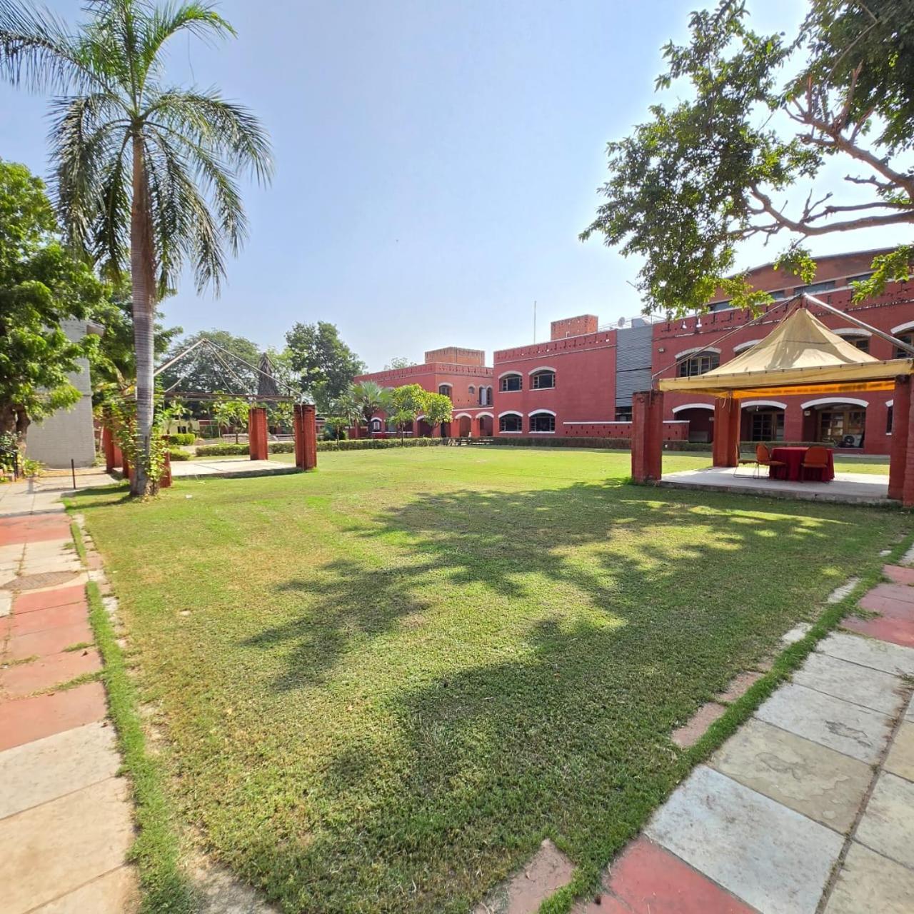 Hotel The Sky Imperial, Gandhinagar Exterior foto