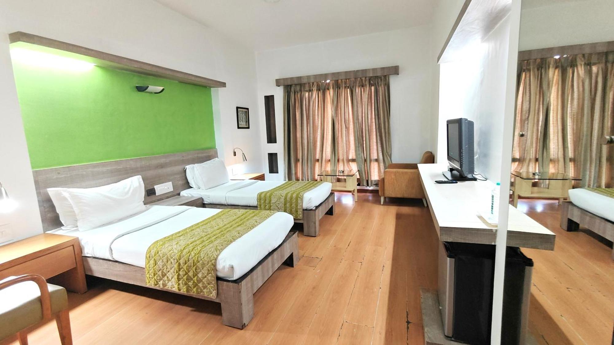 Hotel The Sky Imperial, Gandhinagar Exterior foto