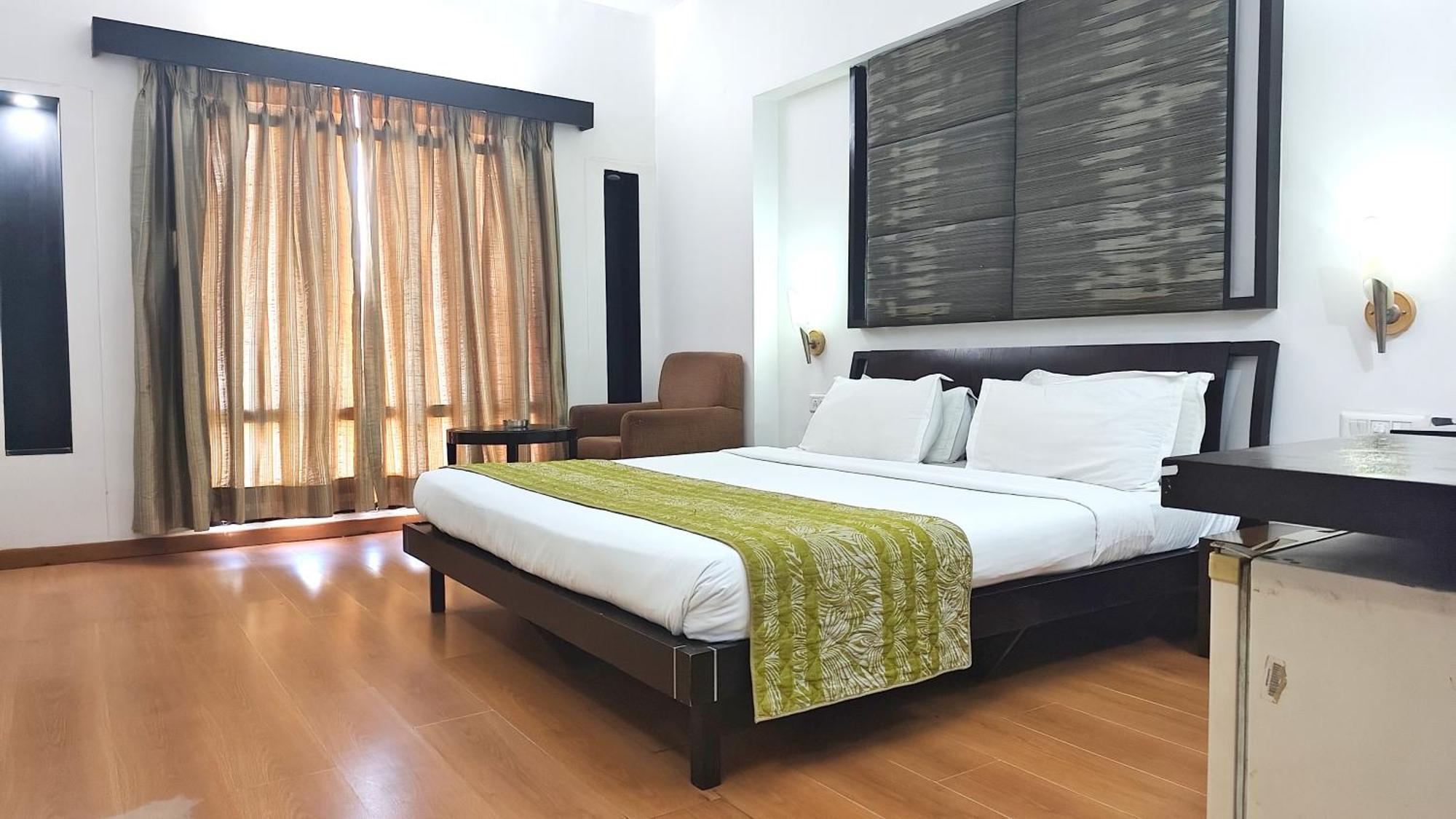 Hotel The Sky Imperial, Gandhinagar Exterior foto