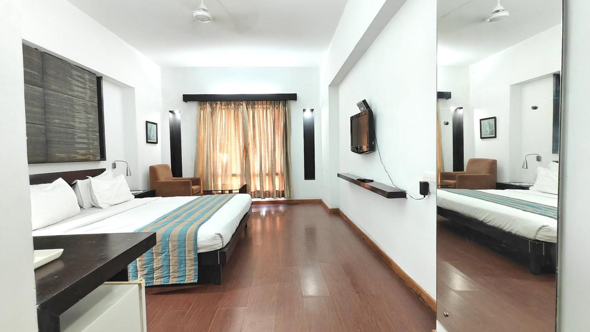 Hotel The Sky Imperial, Gandhinagar Exterior foto