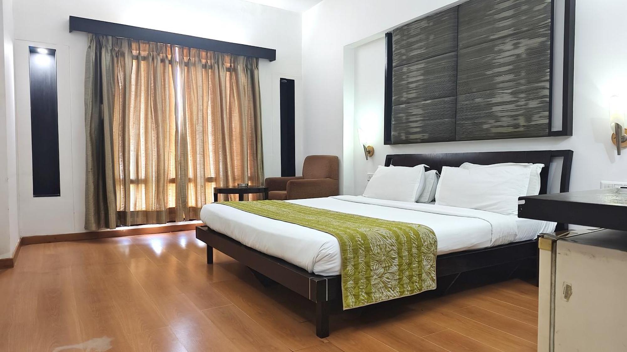 Hotel The Sky Imperial, Gandhinagar Exterior foto