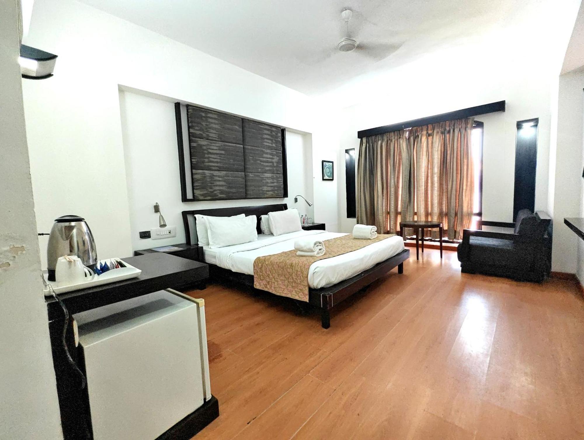 Hotel The Sky Imperial, Gandhinagar Exterior foto
